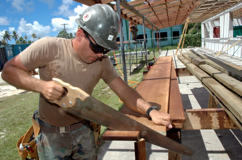 charpentier-SIX FOURS LES PLAGES-min_worker_construction_building_carpenter_male_job_build_helmet-893290